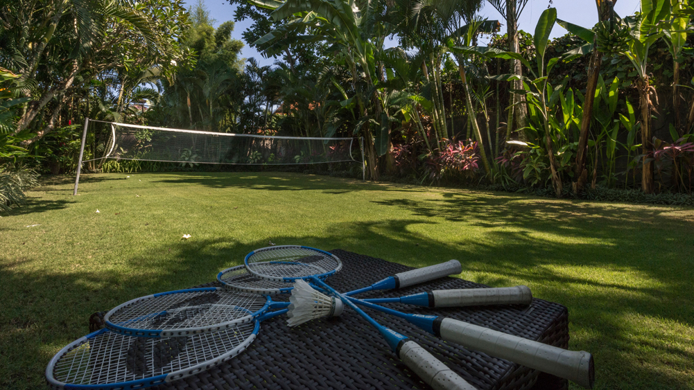 Villa Asta - Spacious lawn for badminton